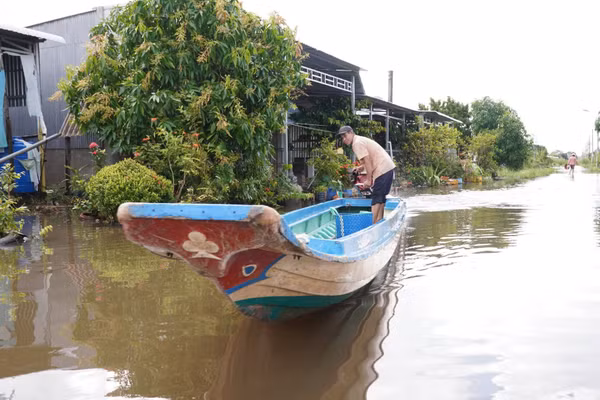 Người dân sử dụng xuồng máy trên tuyến lộ.