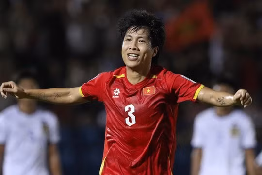 Văn Vĩ nghỉ thi đấu hơn một tháng vì chấn thương.