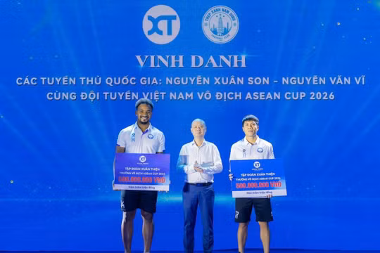 Xuân Son, Văn Vỹ nhận thưởng từ Tập đoàn Xuân Thiện. Ảnh: CLB Thép Xanh Nam Định.