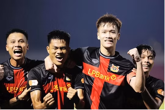CLB Ninh Bình 'ẵm' 3 danh hiệu tại V-League. Ảnh: Minh Tú.