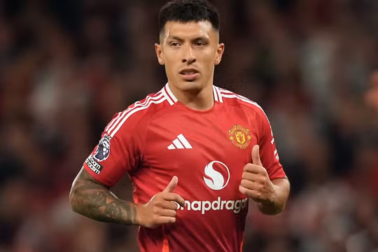 Lisandro Martinez của MU lọt tầm ngắm của Barca.