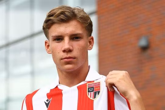 Louie Bradbury gia nhập Stoke City.