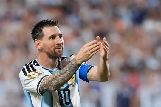  Messi chia tay tuyển Argentina sau hơn hai thập kỷ gắn bó.