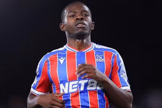 Tyrick Mitchell lọt tầm ngắm của Man United.
