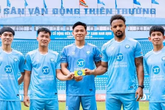 Thủ môn Nguyên Mạnh làm đội trưởng của CLB Thép Xanh Nam Định. Ảnh: Nam Định.