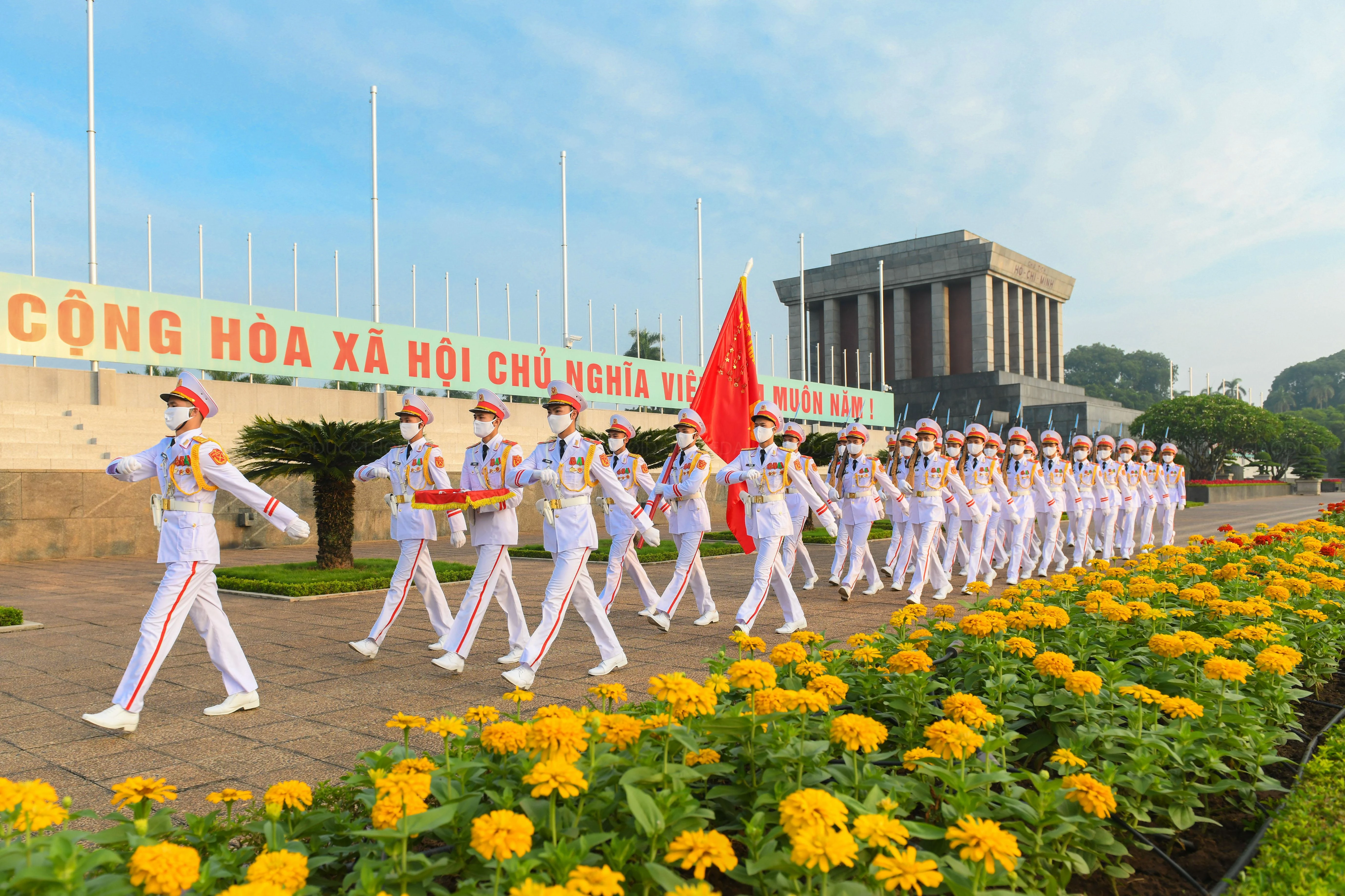 Sau đó, đội tiêu binh diễu hành một vòng qua cửa Lăng Bác rồi trở về vị trí cũ.