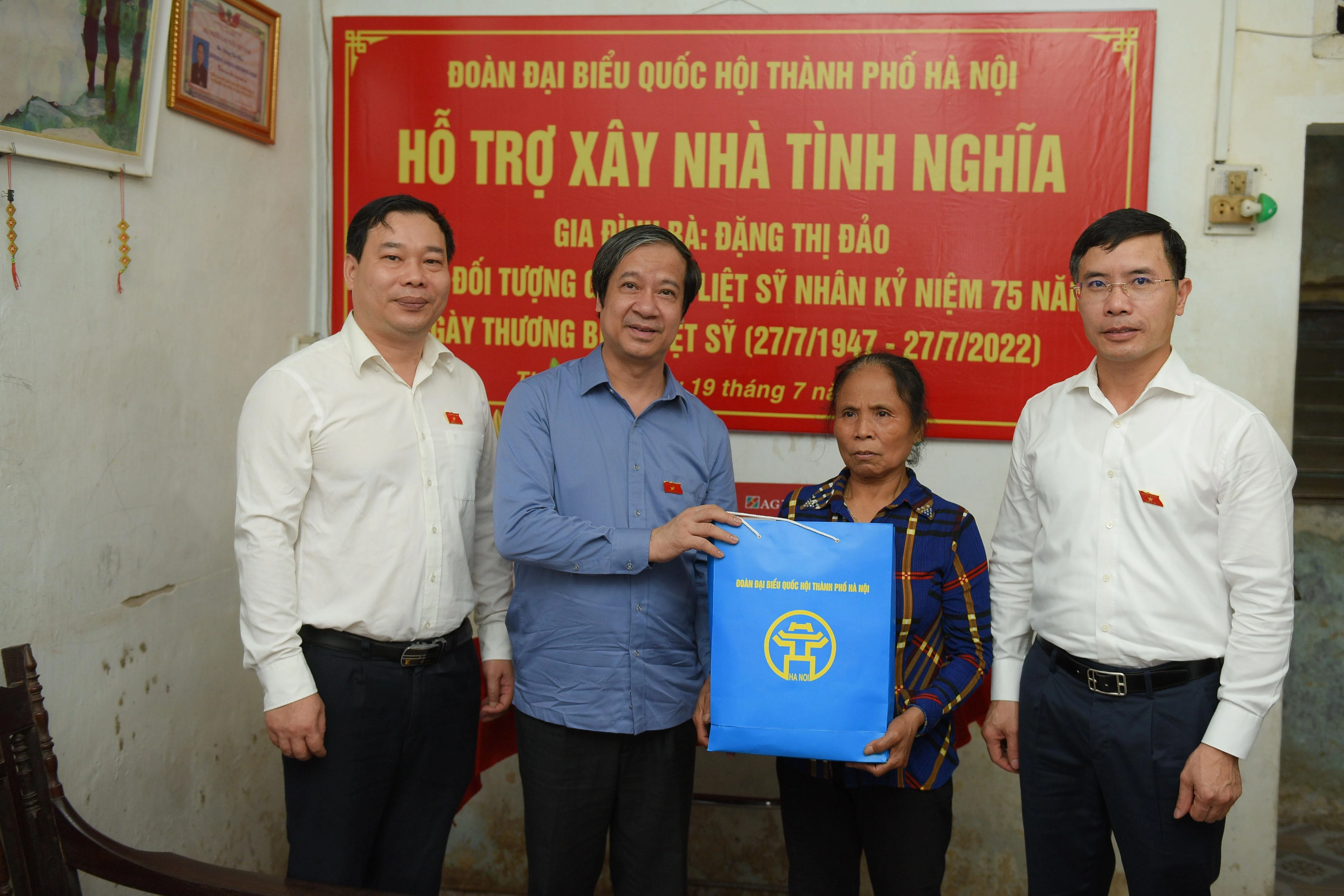 Đoàn Đại biểu Quốc hội Thành phố Hà Nội, đơn vị bầu cử số 6, phối hợp với Ngân hàng Nông nghiệp và phát triển nông thôn Việt Nam (Agribank), thăm và tặng quà trị giá 90 triệu đồng hỗ trợ xây nhà thân nhân liệt sĩ.