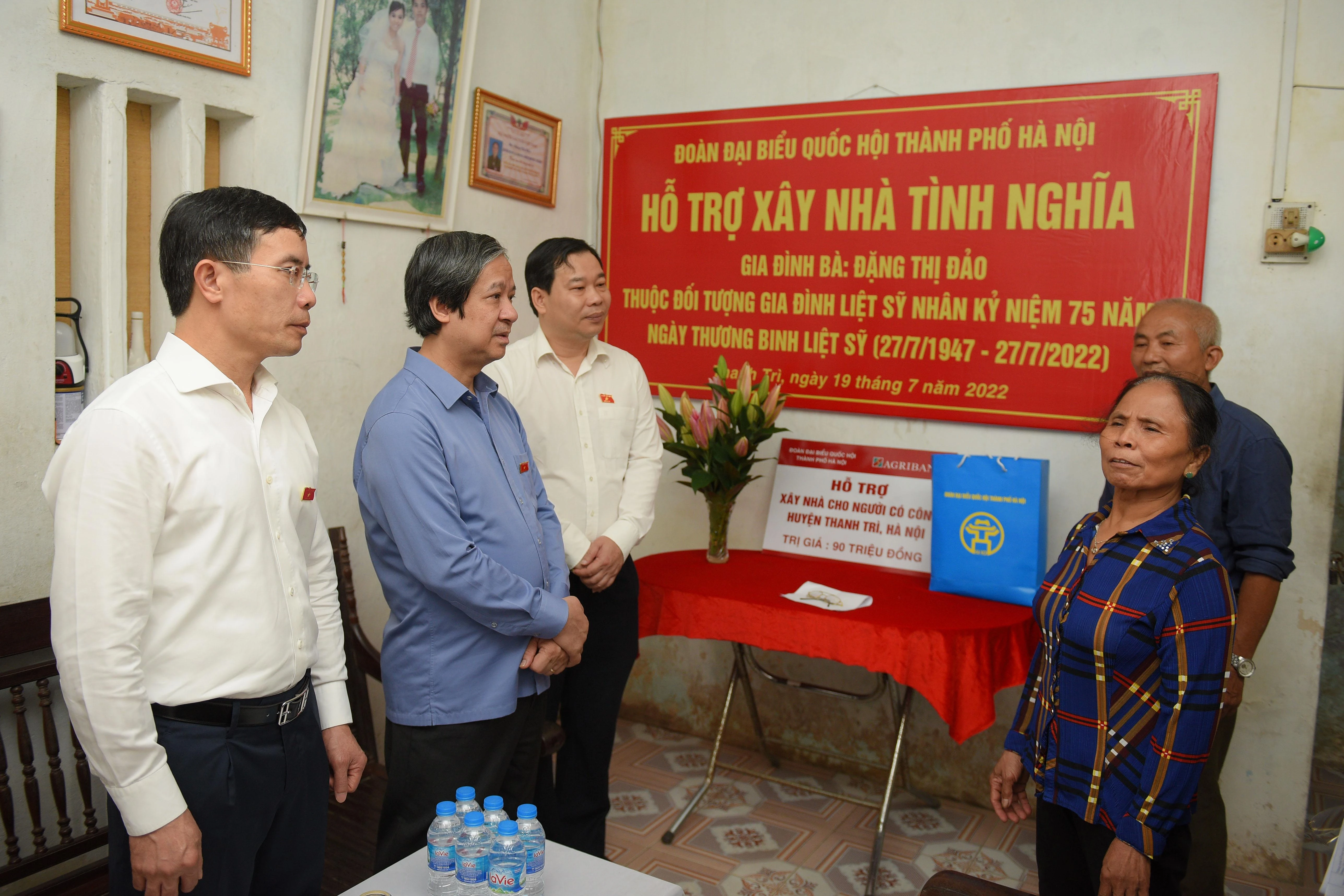 Đoàn Đại biểu Quốc hội Thành phố Hà Nội, đơn vị bầu cử số 6 đến hỏi thăm gia đình bà Đặng Thị Đảo, vợ Liệt sỹ Đặng Văn Lê.