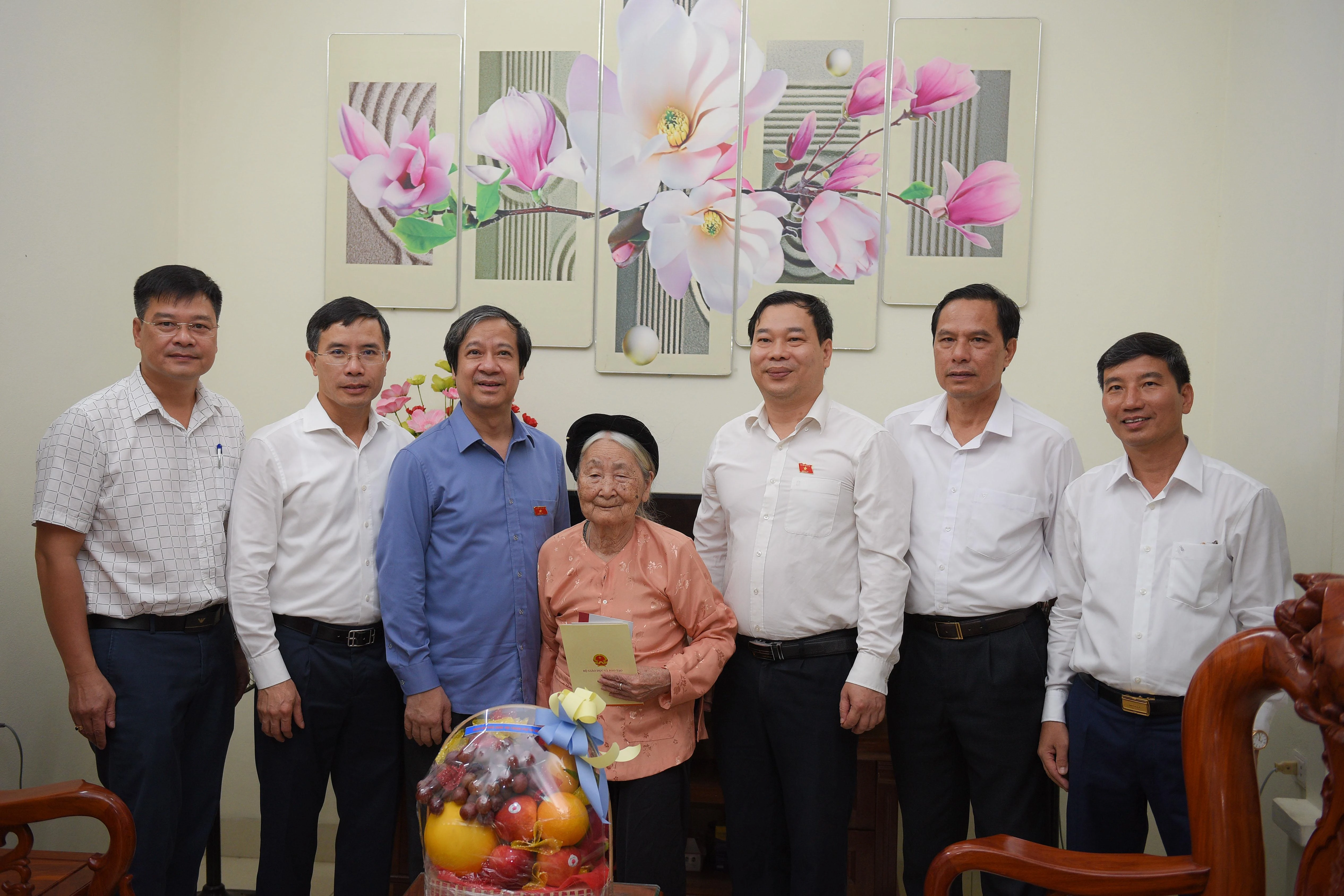 Bộ trưởng Nguyễn Kim Sơn cùng các đại biểu Quốc hội thành phố Hà Nội, đơn vị bầu cử số 6 tặng quà Mẹ Việt Nam anh hùng.