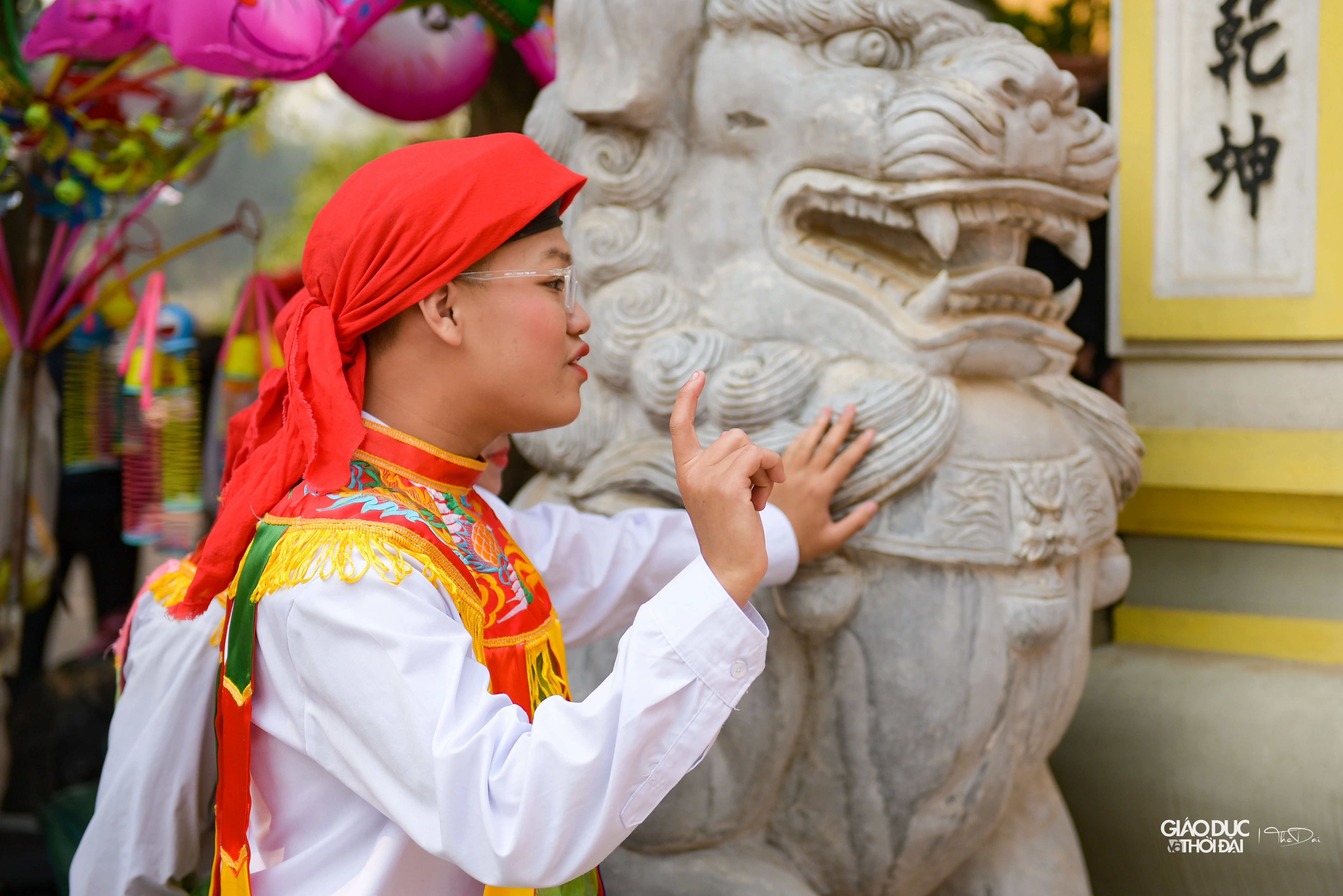 Đặc biệt, rất nhiều điệu múa được tổ chức linh đình, hấp dẫn và thu hút người xem.