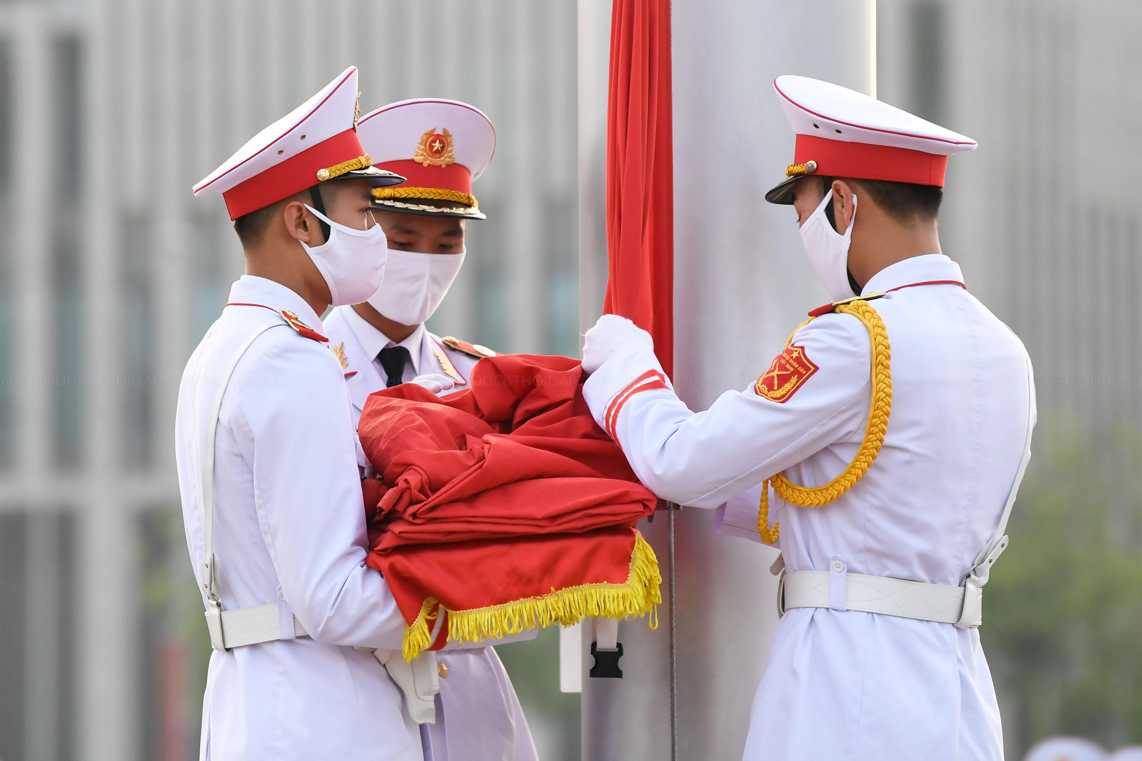 5h59, chiến sĩ mang Quốc kỳ treo lên cột cờ.
