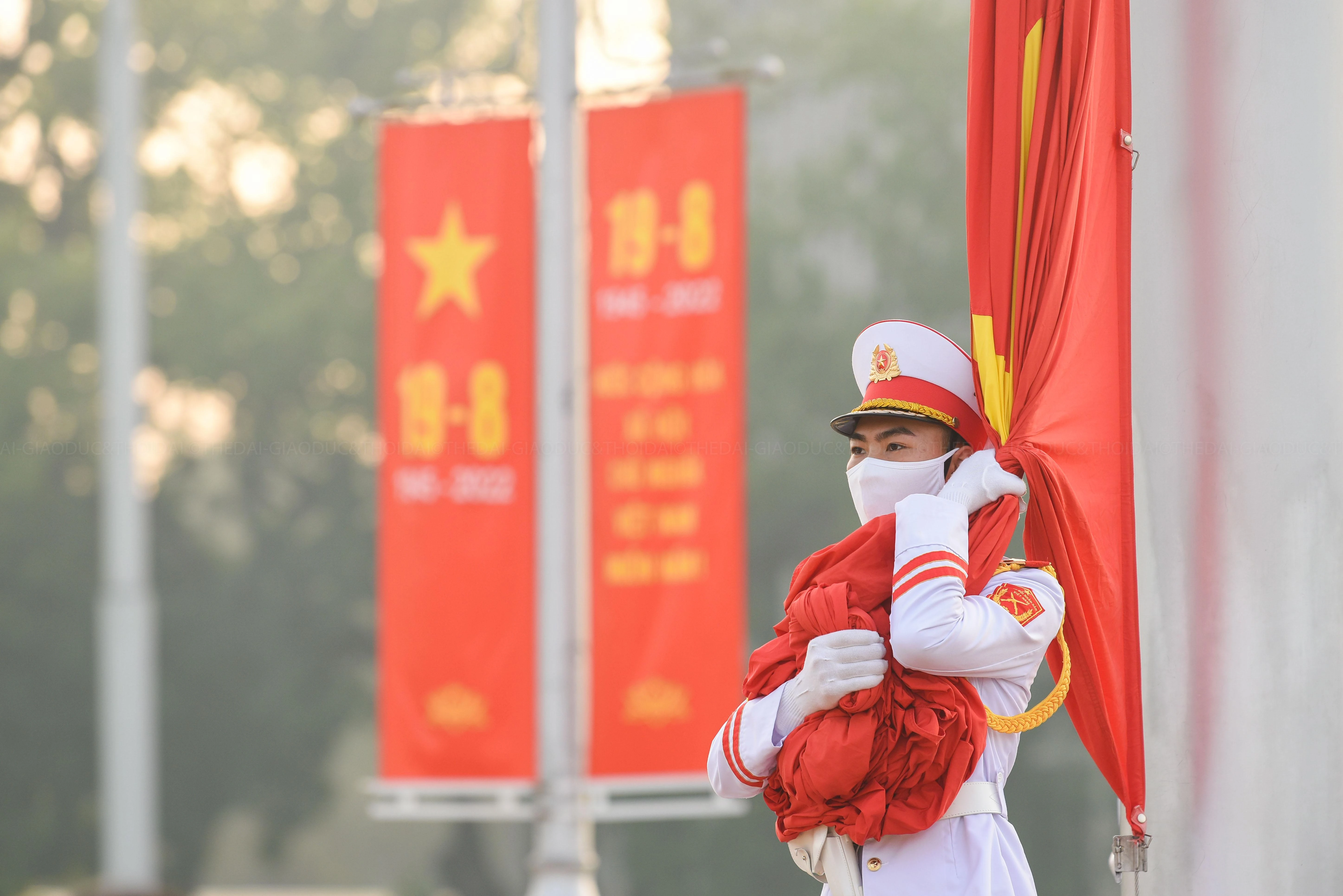 Chiến sĩ giữ hồng kỳ chờ hiệu lệnh cùng tiếng nhạc Quốc ca vang lên.