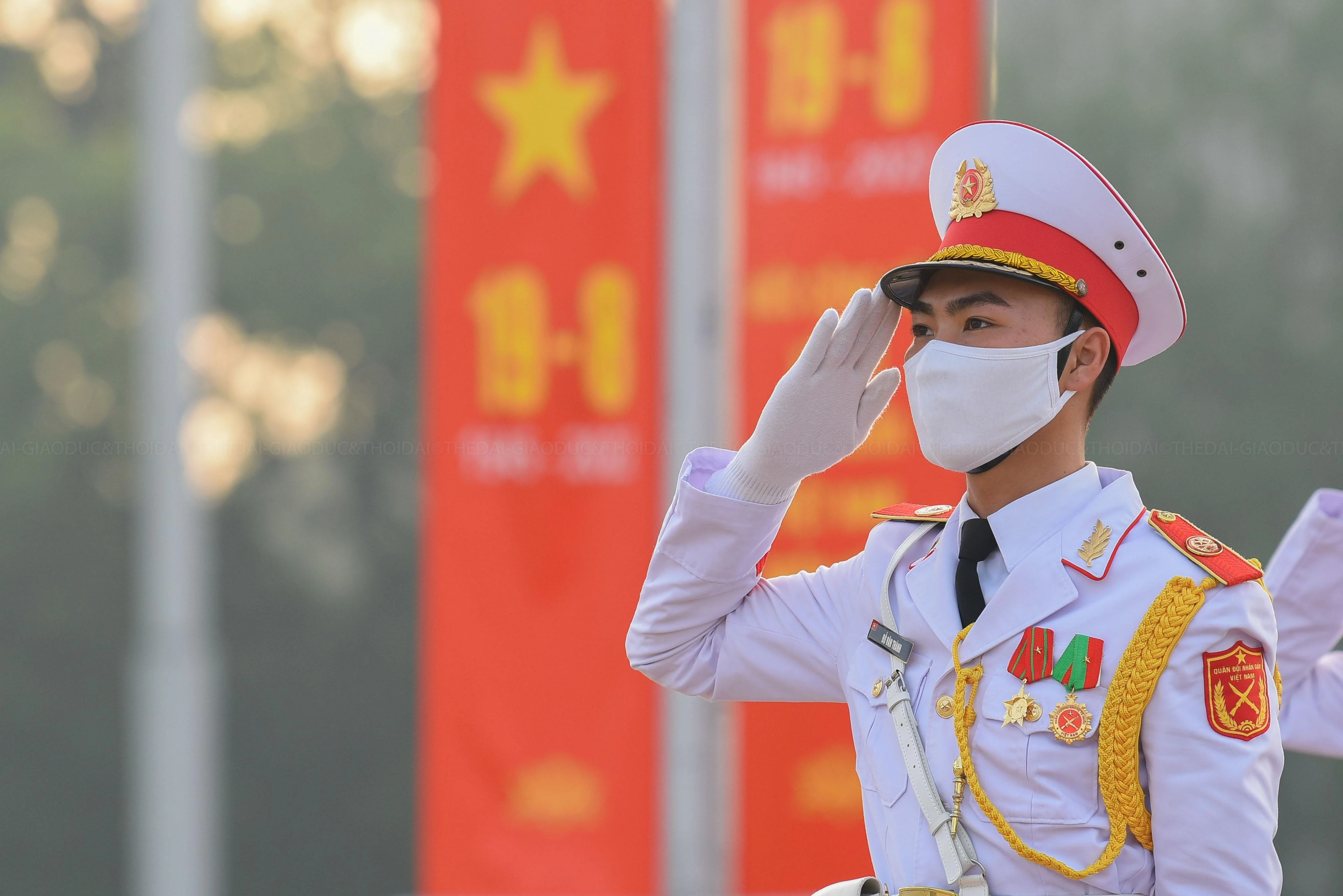 Khi Quốc ca bắt đầu thì lá cờ Tổ quốc cũng từ từ được kéo lên, khi kết thúc lời và nhạc của bài Quốc ca thì Quốc kỳ cũng lên đến đỉnh cột cờ.