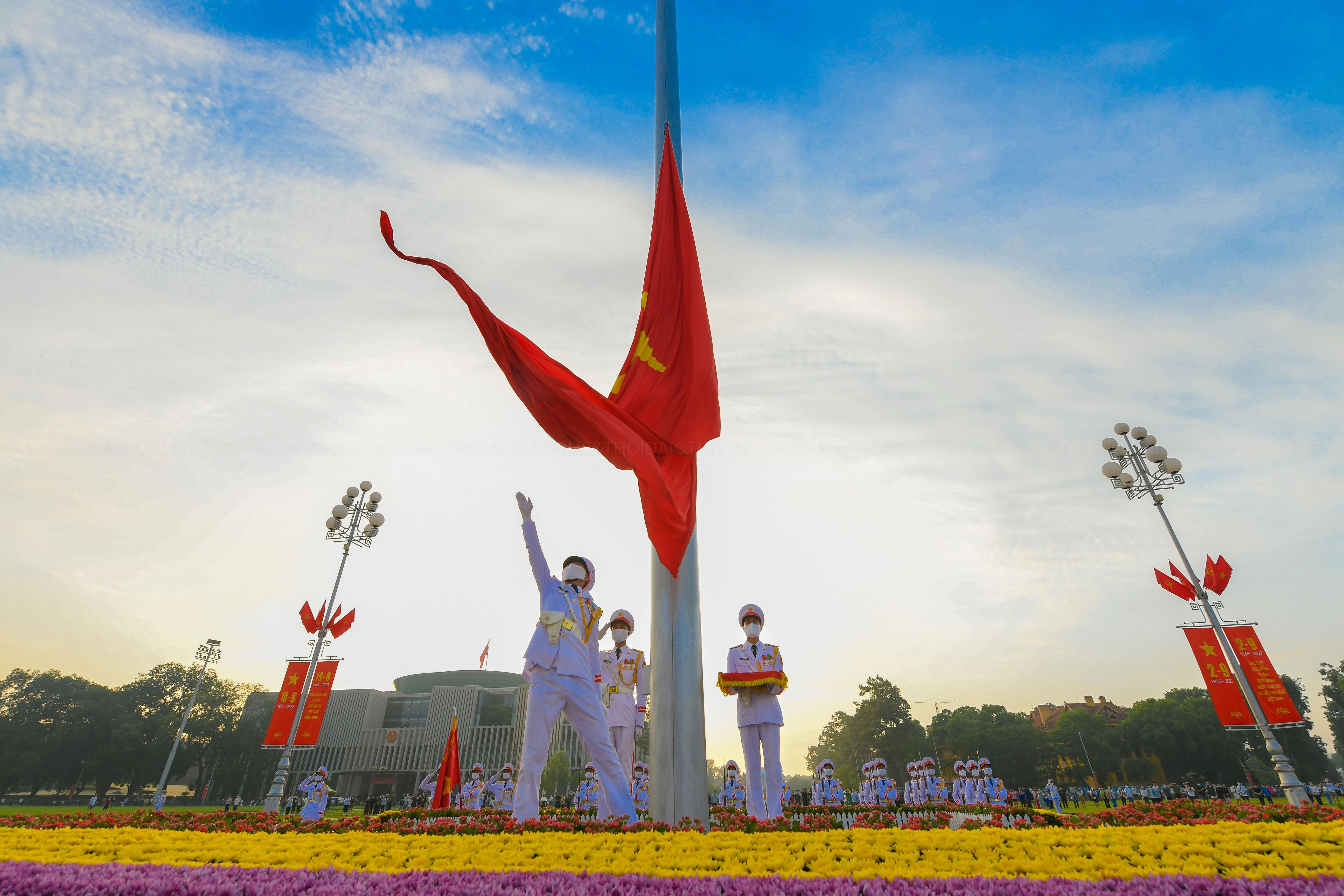 Đúng 6h, khi Quốc ca vang lên, người lính tung cờ và Quốc kỳ được kéo lên cột cờ cao 29 m.