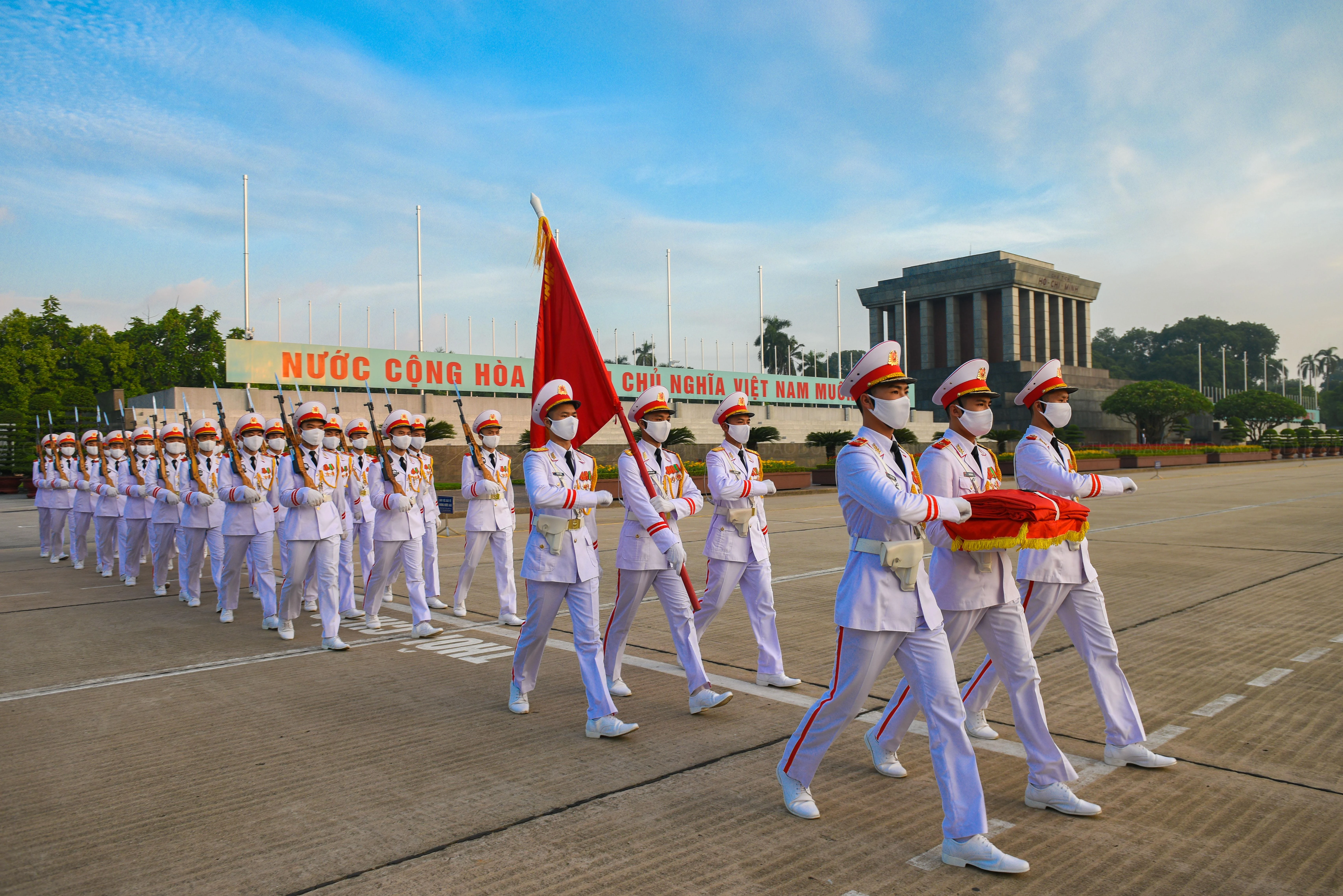 5h50, các chiến sĩ thuộc Đoàn 275 (Bộ Tư lệnh bảo vệ Lăng Chủ tịch Hồ Chí Minh) thực hiện lễ thượng cờ tại Quảng trường Ba Đình.
