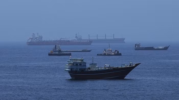 Các tàu chở hàng thương mại và tàu chở dầu thô được neo đậu ở Vịnh Oman, ngoài khơi bờ biển Muscat, Oman, ngày 2/6.