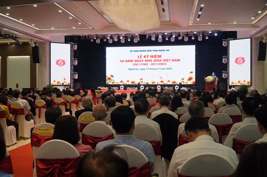 Lễ kỷ niệm có sự tham gia của đông đảo đội ngũ nhà giáo qua các thế đã đóng góp cho sự phát triển của ngành giáo dục và đào tạo tỉnh Nghệ An.