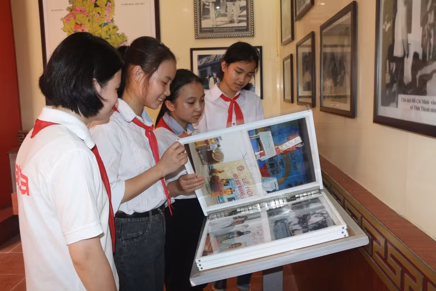 Học sinh hứng thú tìm hiểu những hình ảnh tư liệu lịch sử tại Nghệ An