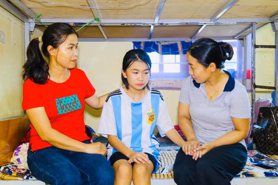 Cô Nguyễn Thị Kim Ngân - Phó Hiệu trưởng Trường Phổ thông DTNT THCS Quế Phong động viên học trò lớp 6 ngày đầu ở nội trú. Ảnh: NTCC.