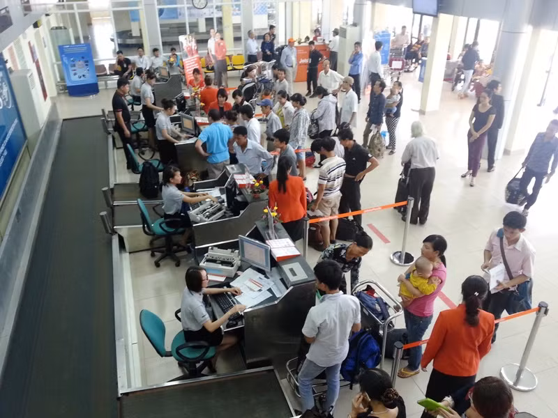 Khu vực ba đối tương An, Nhị và Dũng đã tấn công nữ nhân viên hàng không tại sân bay Thọ Xuân. Khu vực ba đối tương An, Nhị và Dũng đã tấn công nữ nhân viên hàng không tại sân bay Thọ Xuân.