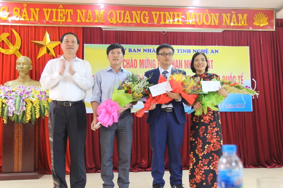Cô Lê Thị Lan (áo dài hoa) và thầy Hoàng Đình Hùng (áo xám) đã bồi dưỡng nhiều học sinh đạt giải quốc gia, quốc tế
