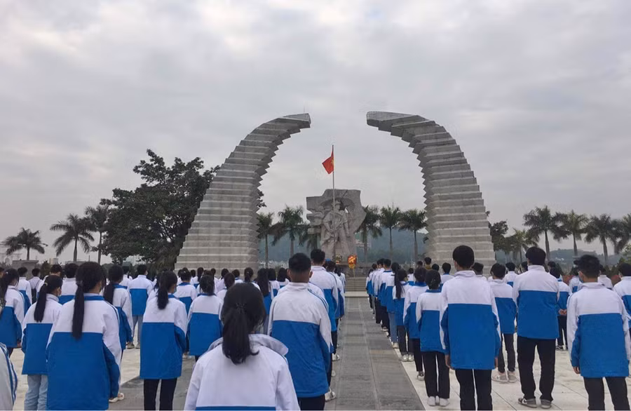 Lễ kết nạp đoàn viên tại Nghĩa trang liệt sỹ Hàm Rồng của Trường THPT Nguyễn Trãi.
