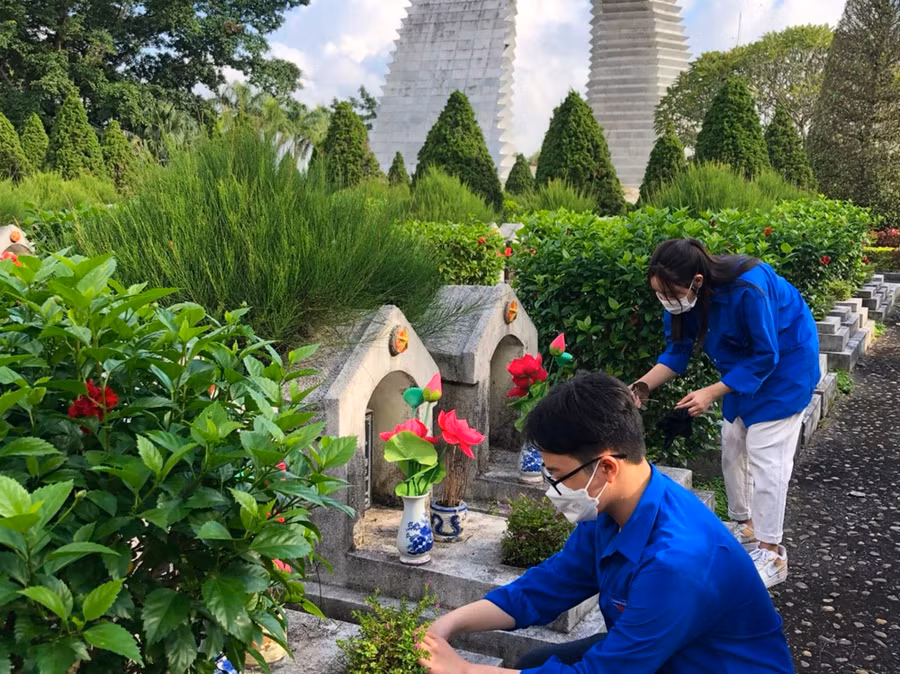 Học sinh Trường THPT Nguyễn Trãi dọn cỏ, dâng hương tại Nghĩa trang liệt sỹ Hàm Rồng (TP Thanh Hóa).