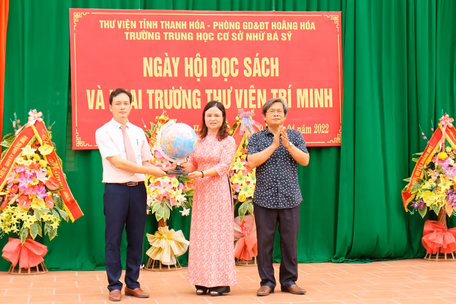 Cựu nhà giáo Nguyễn Hữu Ngôn (bìa phải) cùng thầy Lê Đăng Thành (bìa trái) trong ngày ra mắt thư viện Trí Minh.