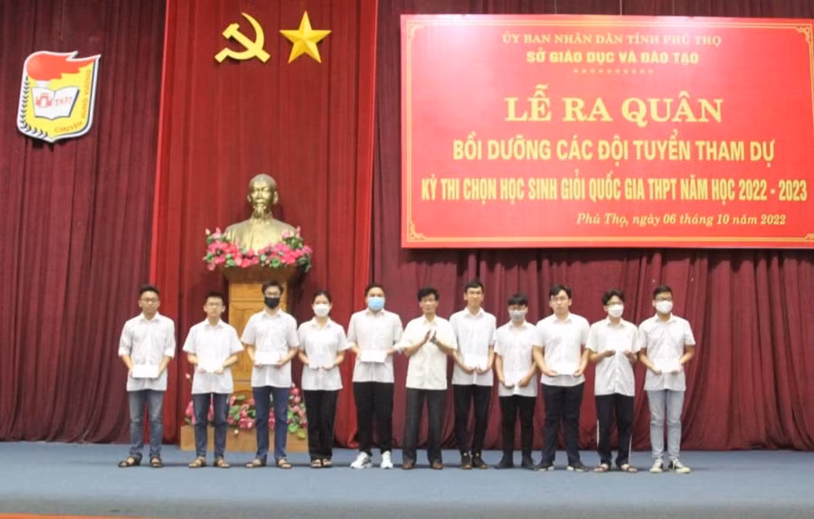 Ông Phùng Quốc Lập - Phó Giám đốc Sở GD&ĐT Phú Thọ trao quà động viên học sinh tại lễ ra quân. Ông Phùng Quốc Lập - Phó Giám đốc Sở GD&ĐT Phú Thọ trao quà động viên học sinh tại lễ ra quân.
