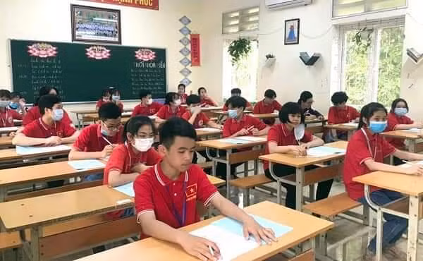 Giờ học của cô và trò Trường THCS Hùng Vương (thị xã Phú Thọ). Giờ học của cô và trò Trường THCS Hùng Vương (thị xã Phú Thọ).