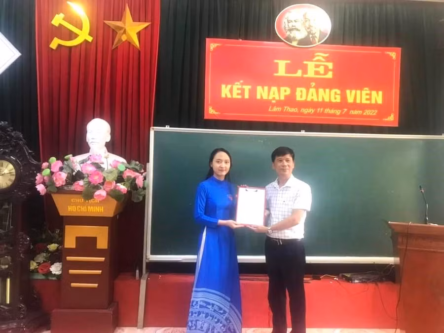 Hiệu trưởng Quách Thành Đô - Bí thư Chi bộ Trường THPT Long Châu Sa trao Quyết định kết nạp Đảng cho em Nguyễn Thị Lan Hiền.