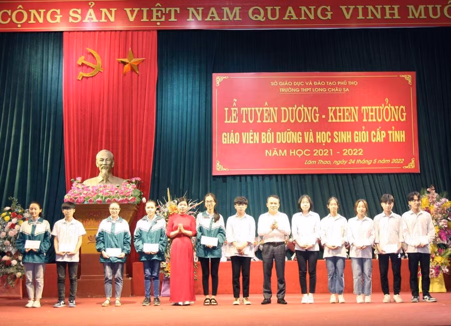 Trường THPT Long Châu Sa khen thưởng học sinh giỏi năm học 2021-2022.