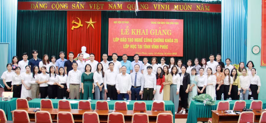 Lãnh đạo Học viện Tư pháp và Trung tâm GDTX Vĩnh Phúc chụp ảnh lưu niệm với học viên
