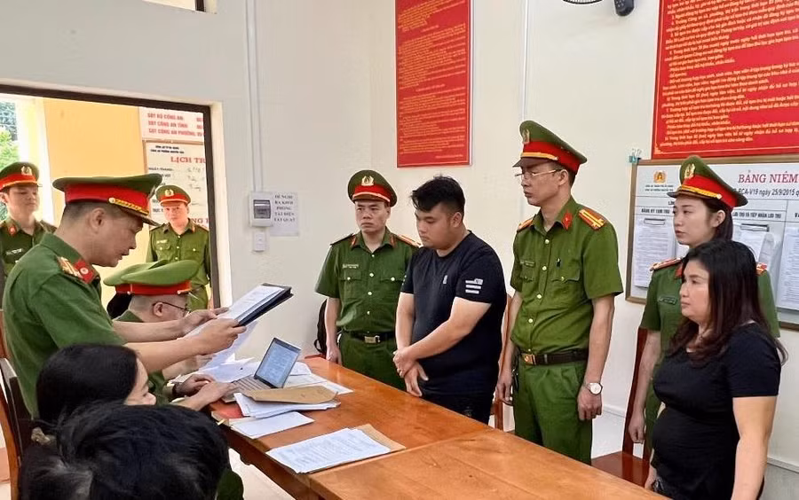 Hai đối tượng (áo đen) bị cơ quan Công an ra lệnh bắt giữ. Ảnh: Công an Hà Giang.