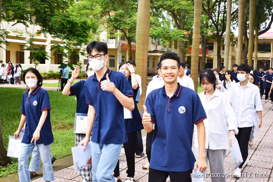 Thí sinh điểm thi THPT Vĩnh Yên, Vĩnh Phúc sau buổi thi Ngữ văn. Ảnh: Văn Lự Thí sinh điểm thi THPT Vĩnh Yên, Vĩnh Phúc sau buổi thi Ngữ văn. Ảnh: Văn Lự