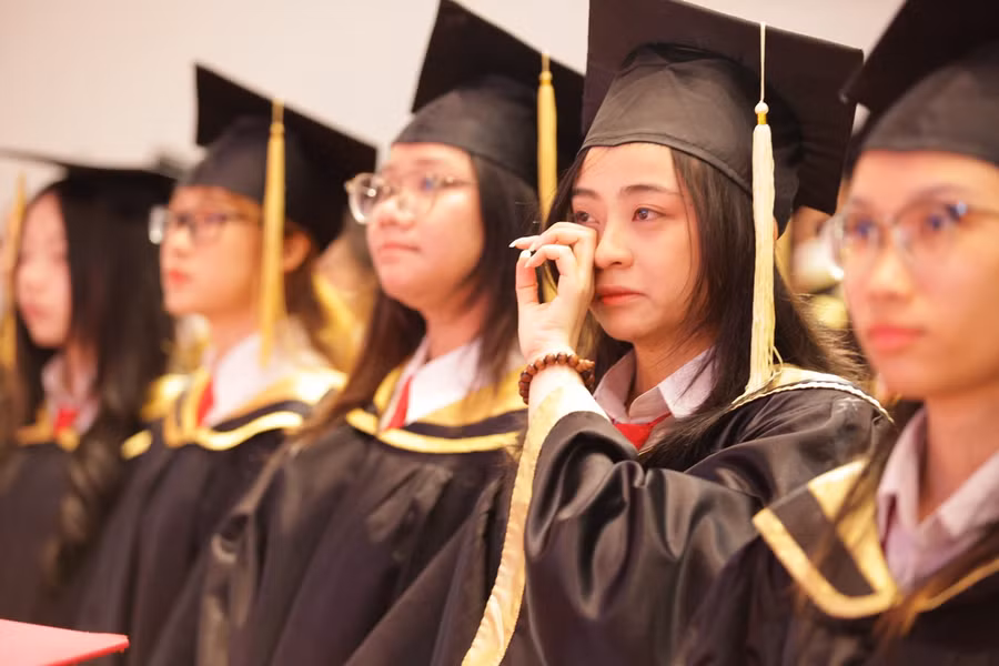 Tân cử nhân xúc động nghe bài phát biểu từ Hiệu trưởng nhà trường. Ảnh: TDTU