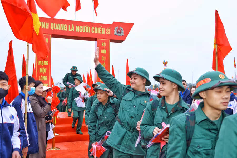 Tân binh bước qua cổng Vinh quang là người chiến sĩ. Tân binh bước qua cổng Vinh quang là người chiến sĩ.