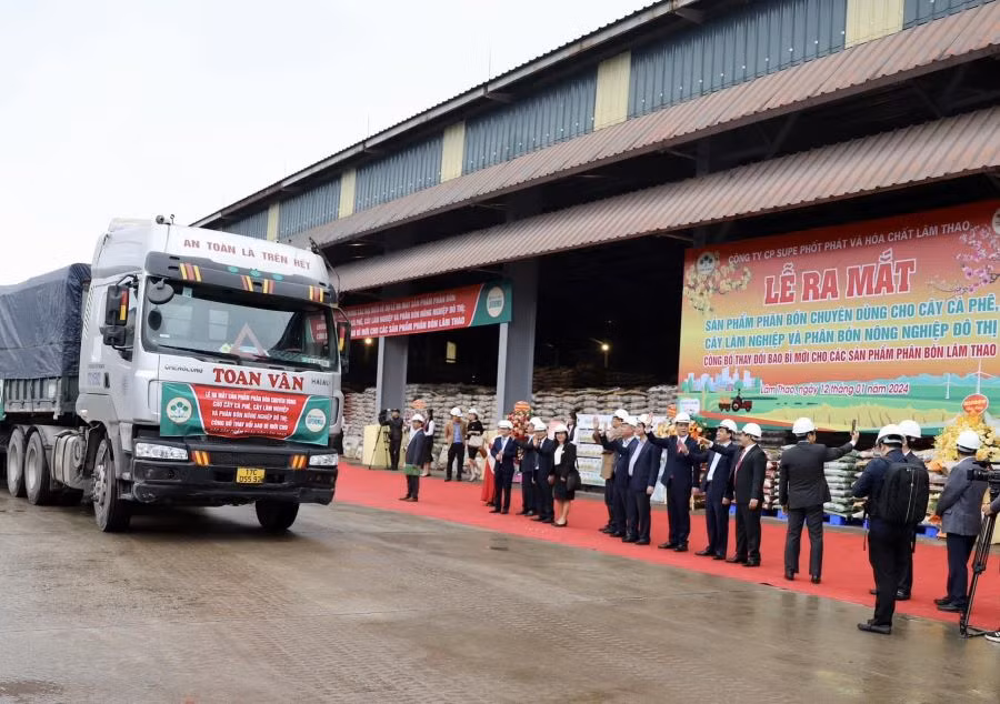 Ngày 12/01/2024, Công ty Supe ra mắt sản phẩm phân bón chuyên dùng cho cây Cà phê, cây Lâm nghiệp và phân bón nông nghiệp đô thị, công bố thay đổi bao bì mới cho các sản phẩm phân bón Lâm Thao.