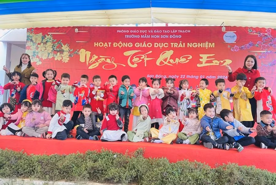 Cô và trò vui nhộn tạo dáng chụp ảnh kỷ niệm.