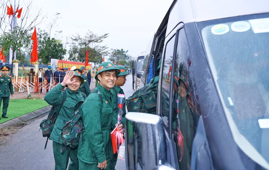 Rạng rỡ khi bước lên xe. Rạng rỡ khi bước lên xe.