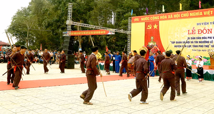 Tái hiện mô phỏng phường đi săn của người Mường. Tái hiện mô phỏng phường đi săn của người Mường.