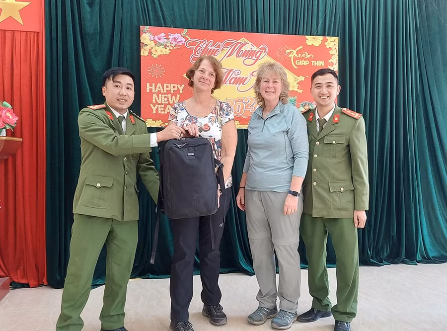 Công an nhanh chóng tìm kiếm, trao trả tài sản cho du khách.