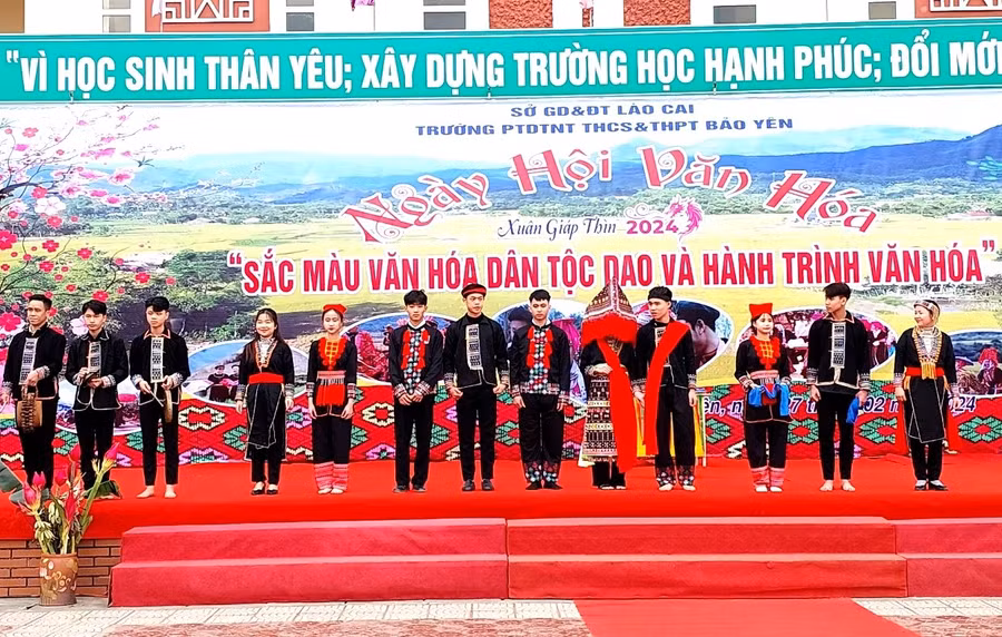 Màn tái hiện sinh động lễ cưới của người Dao.