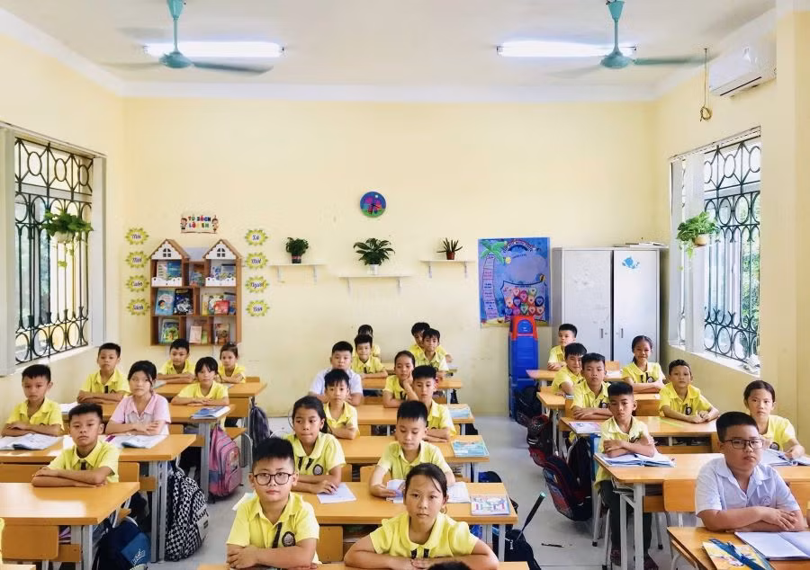Lớp học trường Tiểu học Phạm Công Bình khang trang, sạch đẹp.