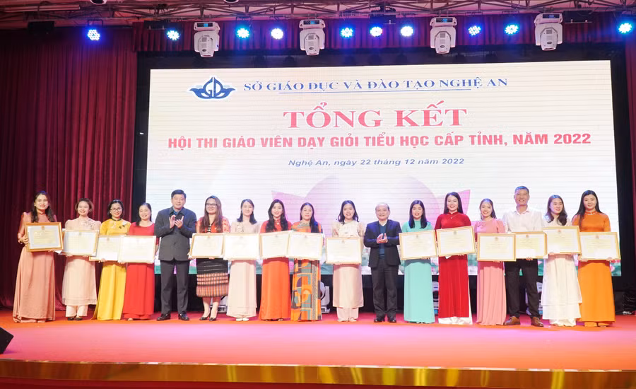 Ông Kha Văn Tám - Chủ tịch Liên đoàn Lao động tỉnh và ông Nguyễn Thanh Hiền - Chủ tịch Hội Khuyến học tỉnh Nghệ An trao Bằng khen cho 15 cá nhân đạt thành tích xuất sắc tại hội thi giáo viên dạy giỏi tiểu học cấp tỉnh năm 2022.