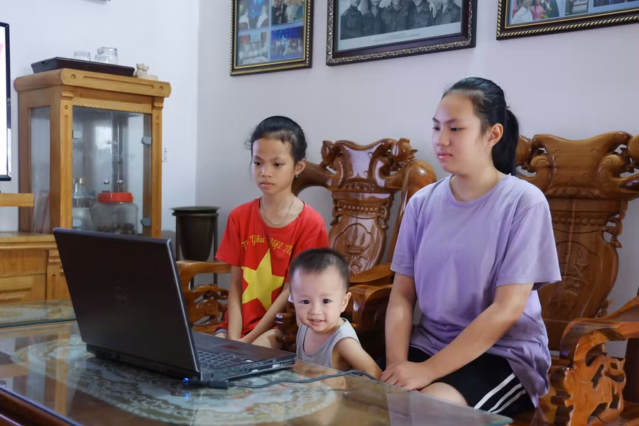 Dịp hè, gia đình anh Nguyễn Trọng Sách đưa các con từ thành phố Vinh về quê tại xã Diễn Hoa, huyện Diễn Châu, Nghệ An. Tuy nhiên, do dịch bệnh, đến năm học mới, 2 cháu Nguyễn Quỳnh Như (Trường THCS Hưng Dũng) và Nguyễn Ngọc Diệp (Trường Tiểu học Hưng Dũng 1) vẫn chưa thể quay vào TP Vinh. Lễ khai giảng, 2 cháu chưa có đủ đồng phục, sách vở, dụng cụ học tập ở quê, nhưng bố mẹ đã cố gắng mua máy móc, lắp wifi để các cháu dự khai giảng và hôm sau học trực tuyến.