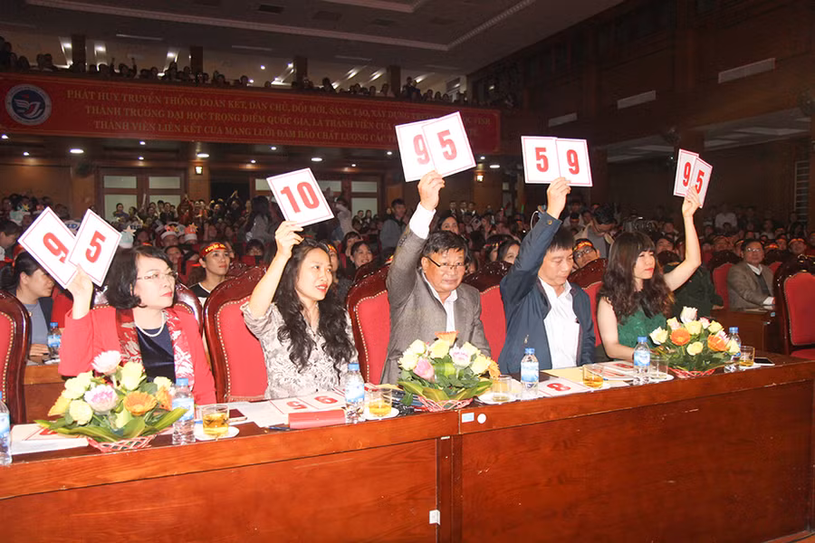 Ban giám khảo cho điểm các đội thi