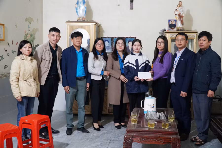 Trao quà và động viên em Trần Thị Nhi cố gắng vượt qua khó khăn tiếp tục học tập tốt. Trao quà và động viên em Trần Thị Nhi cố gắng vượt qua khó khăn tiếp tục học tập tốt.