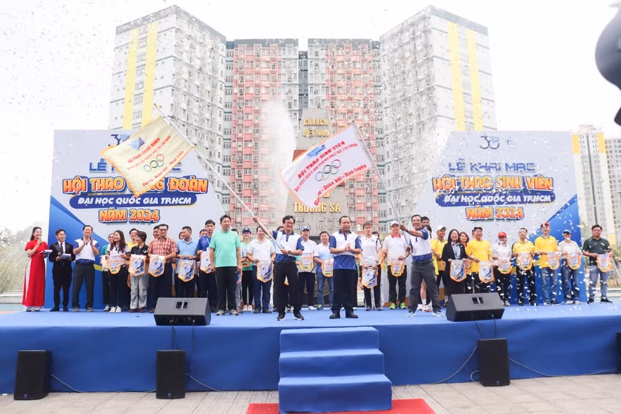 Nghi thức trao cờ truyền thống hội thao Công đoàn và hội thao Sinh viên Đại học Quốc gia TPHCM. Ảnh: VNUHCM. Nghi thức trao cờ truyền thống hội thao Công đoàn và hội thao Sinh viên Đại học Quốc gia TPHCM. Ảnh: VNUHCM.