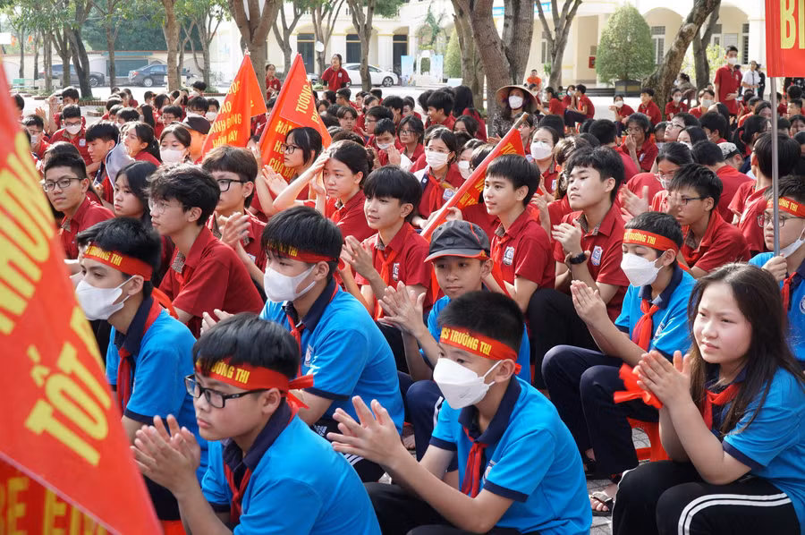 Các cổ động viên cổ vũ nhiệt tình cho đội chơi đến từ trường của mình.
